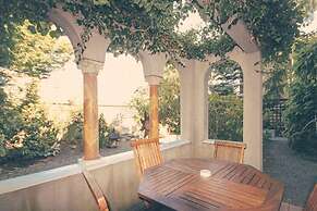 Spinnakers Brewpub & Guesthouses