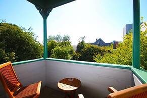 Spinnakers Brewpub & Guesthouses