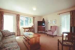 Spinnakers Brewpub & Guesthouses