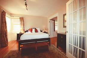 Spinnakers Brewpub & Guesthouses