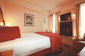 Spinnakers Brewpub & Guesthouses