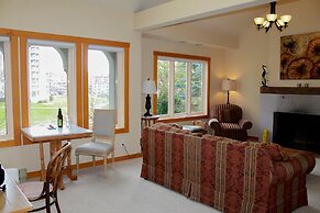 Spinnakers Brewpub & Guesthouses