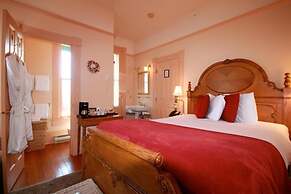 Spinnakers Brewpub & Guesthouses