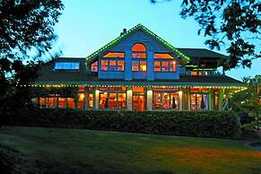 Spinnakers Brewpub & Guesthouses