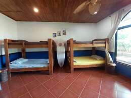Casa Alice Surf Lodge - Hostel