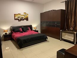 Luxury Furnished 3BR near LAKE Khalid