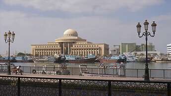 Luxury Furnished 3BR near LAKE Khalid