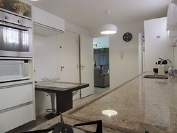 Lindo Amplo 3 Quarto em Prédio Frente Mar