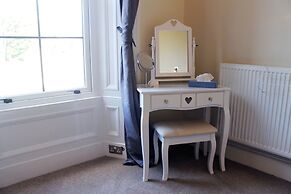 Silver Lining - Gilmore Place Apartment