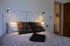 Silver Lining - Gilmore Place Apartment