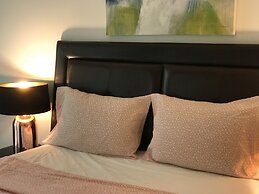 CN Tower View Design apart 3BD-2BA DT