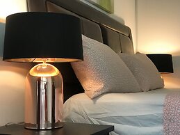 CN Tower View Design apart 3BD-2BA DT