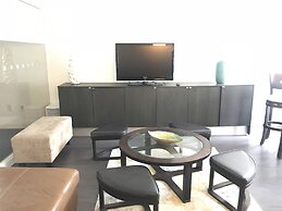 CN Tower View Design apart 3BD-2BA DT