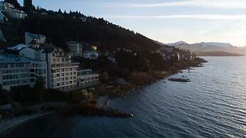 Cacique Inacayal Lake & Spa Hotel