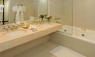 Cacique Inacayal Lake & Spa Hotel