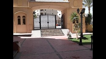 Pool View Apart At British Resort 1334