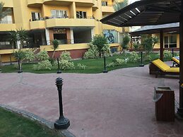 Pool View Apart At British Resort 1334