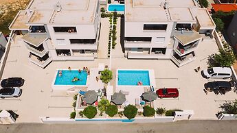 Apartments & Rooms Danivan Pool Villas
