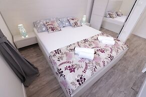 Apartments & Rooms Danivan Pool Villas