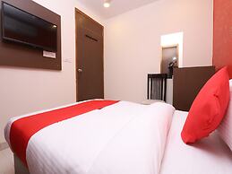 OYO 19687 Hotel Airway