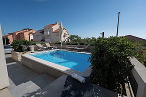 Apartments with Pool Villa Zora