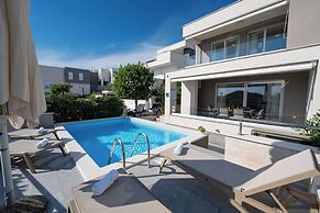 Apartments with Pool Villa Zora