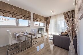 Apartments with Pool Villa Zora