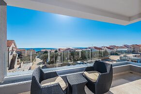 Apartments with Pool Villa Zora