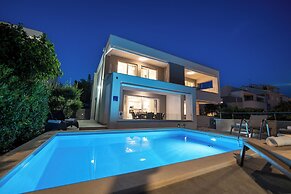 Apartments with Pool Villa Zora