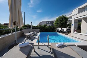 Apartments with Pool Villa Zora