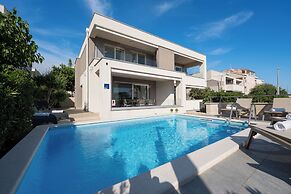 Apartments with Pool Villa Zora