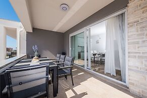 Apartments with Pool Villa Zora