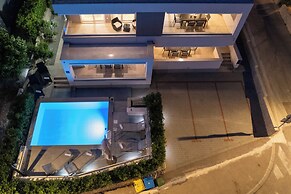 Apartments with Pool Villa Zora