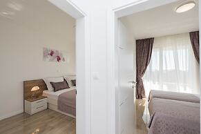 Apartments with Pool Villa Zora