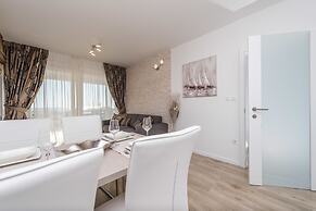 Apartments with Pool Villa Zora