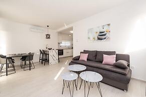 Apartments & Rooms Pool Villas Maris