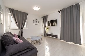 Apartments & Rooms Pool Villas Maris