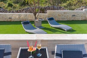 Apartments & Rooms Pool Villas Maris