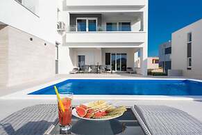 Apartments & Rooms Pool Villas Maris