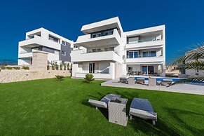 Apartments & Rooms Pool Villas Maris