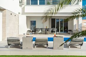 Apartments & Rooms Pool Villas Maris