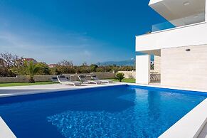 Apartments & Rooms Pool Villas Maris
