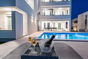 Apartments & Rooms Pool Villas Maris