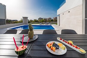 Apartments & Rooms Pool Villas Maris