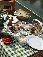 Sweet Home River Hotel