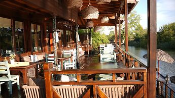 Sweet Home River Hotel