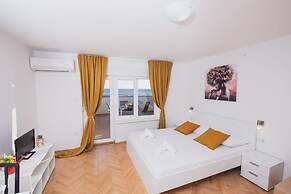 Apartments by the Sea Semy