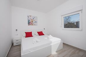 Apartments by the Sea Semy