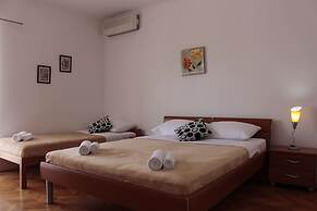 Studios & Rooms Fiesta