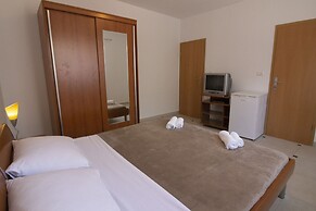 Studios & Rooms Fiesta